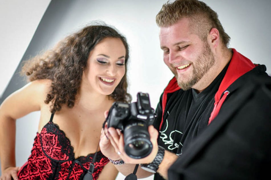 Motivcheck bei Shooting-Halbzeit: Fotograf Daniel Kögler (26) mit Model "Aphrodite" (20). Beide arbeiten das zweite Mal zusammen.