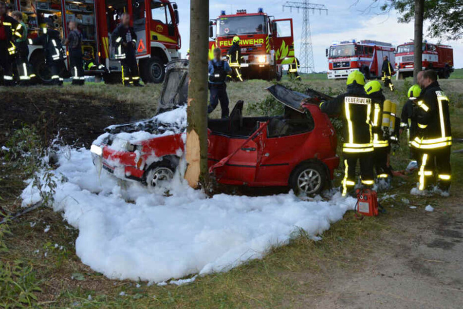 Der VW-Fahrer konnte nur mit Mühe aus dem Auto gerettet werden, er erlitt schwere Verbrennungen.