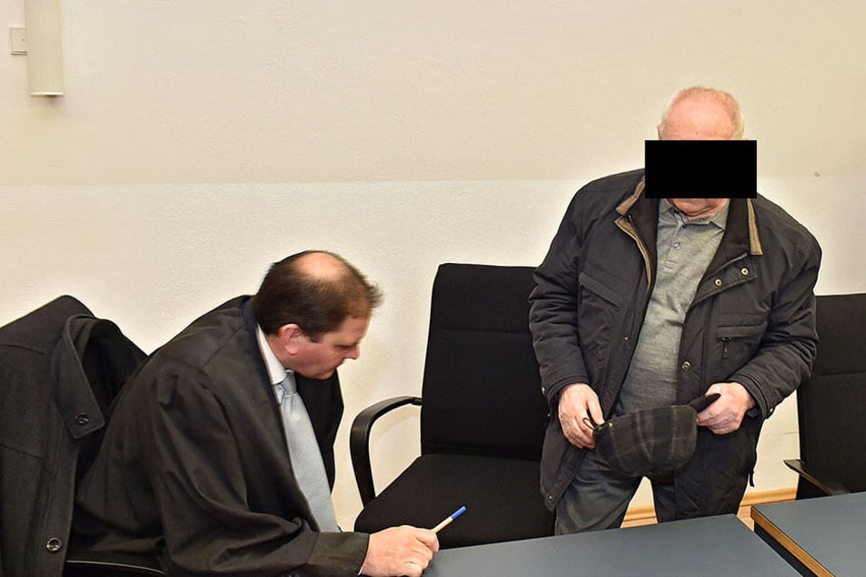 Witwer Siegfried M. (80) muss sich für den Tod seiner Ehefrau Dagmar (†76) verantworten.