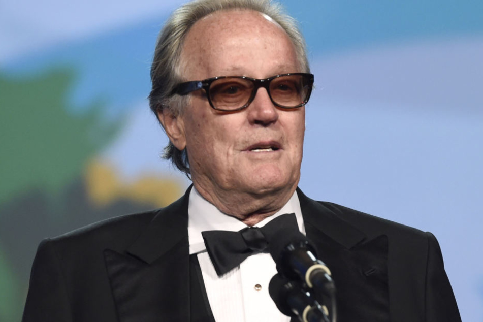 Peter Fonda hat sich für einen umstrittenen Tweet, in dem er dem amerikanischen Präsidentensohn Barron Trump eine Begegnung mit Pädophilen in einem Käfig vorschlug, öffentlich entschuldigt.