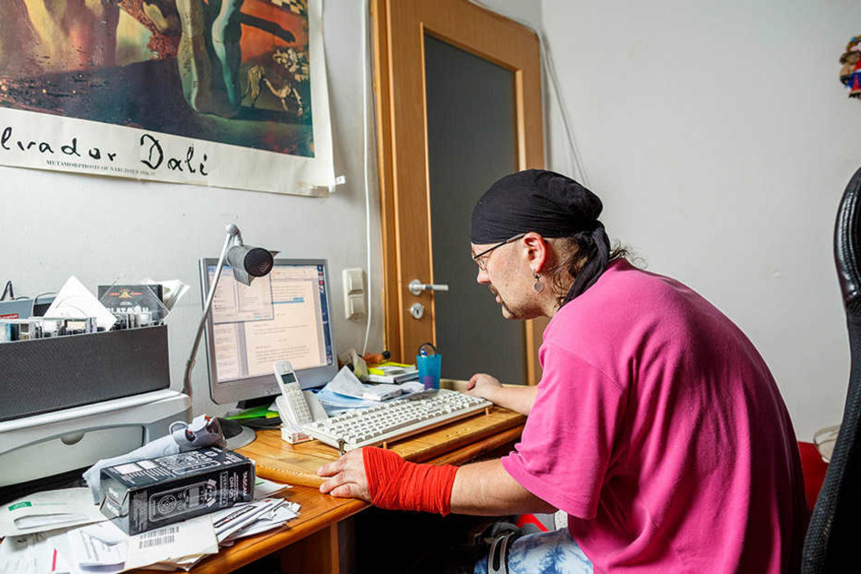 Ohne Computer könnte der Schriftsteller keine Bücher schreiben. Zu schlecht
ist seine Motorik.
