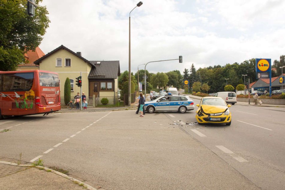 Die Stärke des Aufpralls ist am Auto zu erkennen: Der Motorraum ist völlig zerdrückt.