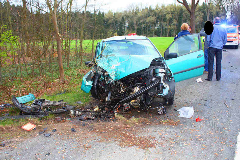 Die Frau kam erst von der Straße ab, krachte gegen einen Baum und einen Lkw und landete dann wieder auf der Fahrbahn.