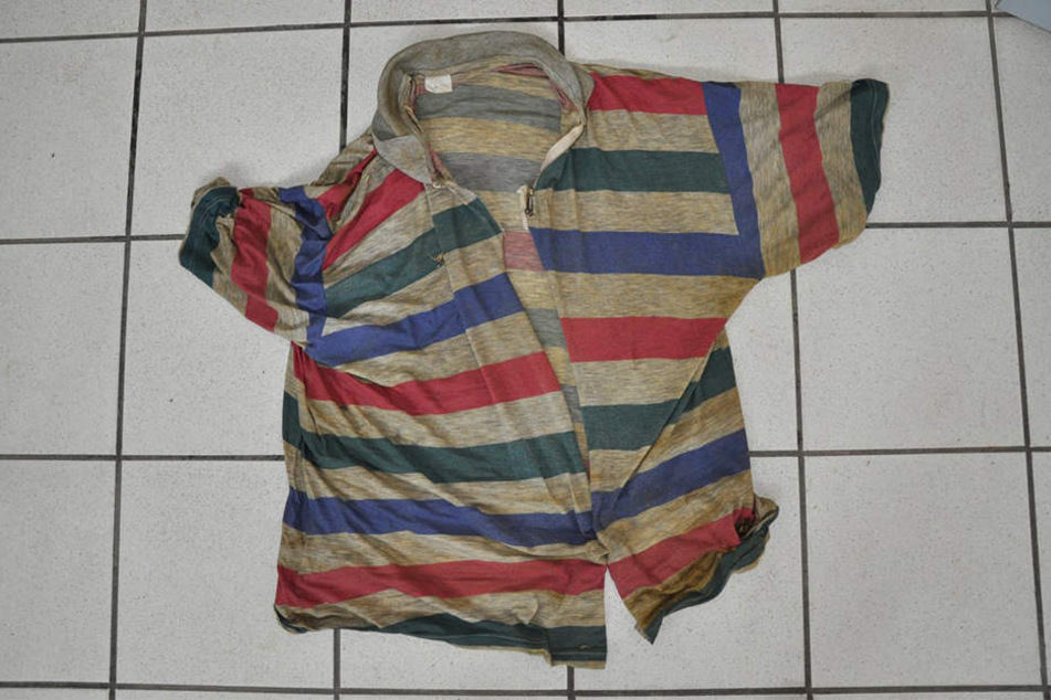 Dieses T-Shirt trug der Mann.