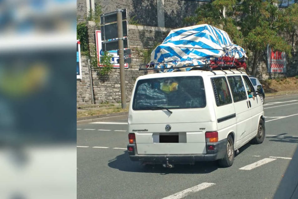 Der weiße VW-Bulli war völlig überladen.