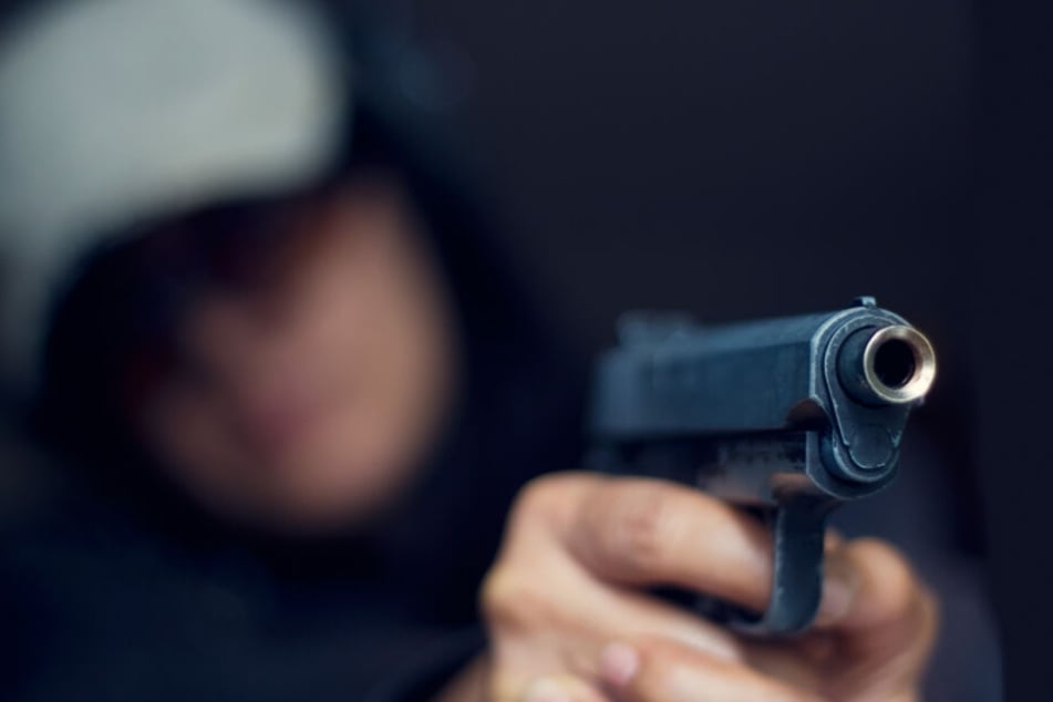 Der Täter habe wohl auch eine Waffe dabei gehabt. (Symbolbild)