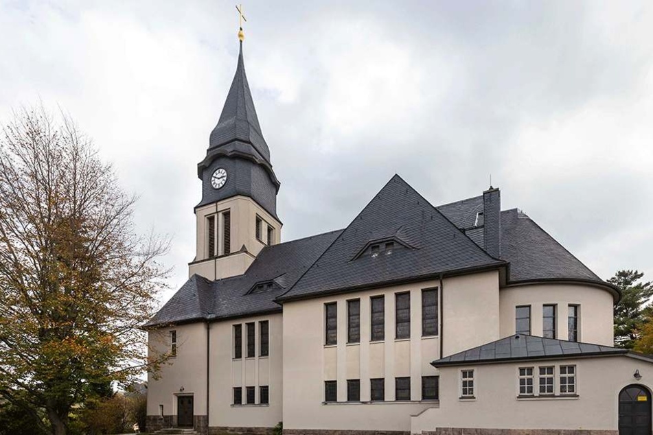 Die Turmuhr der Kreuzkirche in Klaffenbach wird von Hand für eine Stunde angehalten. Sie ist mehr als 100 Jahre alt.