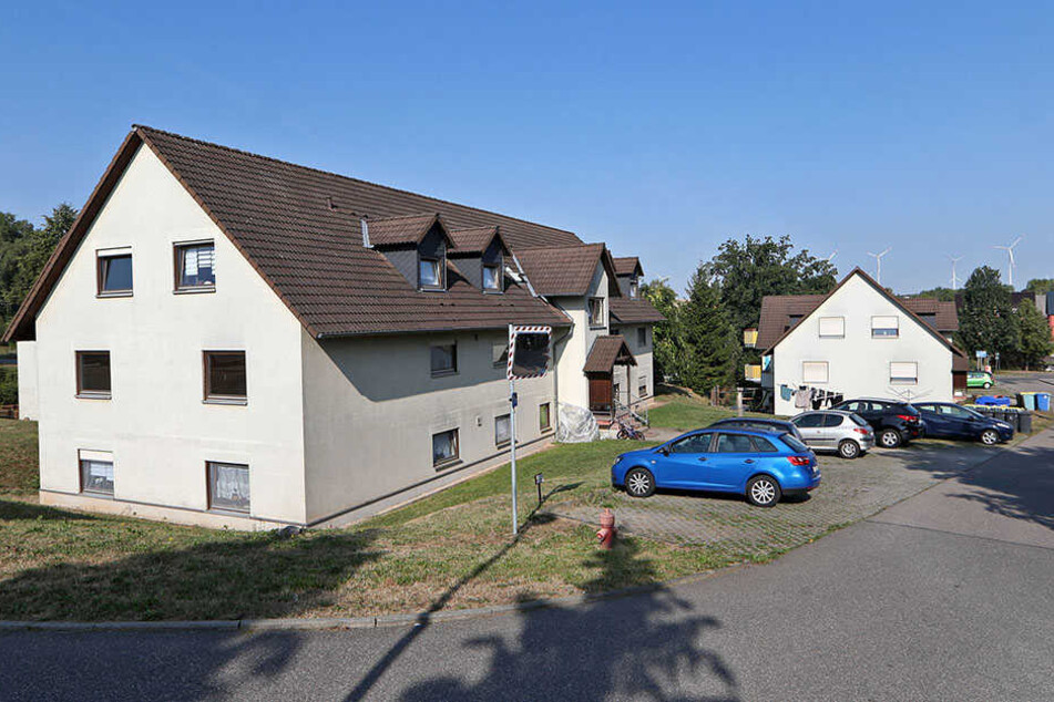 Auch wenn diese Häuser noch kein Vierteljahrhundert alt sind, haben sie schon einiges erlebt. Bald kommt noch eine Versteigerung dazu.