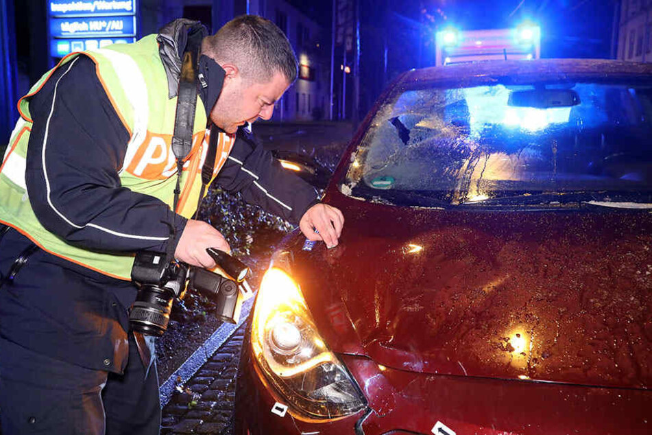Die Polizei untersucht Spuren am beschädigten Hyundai.