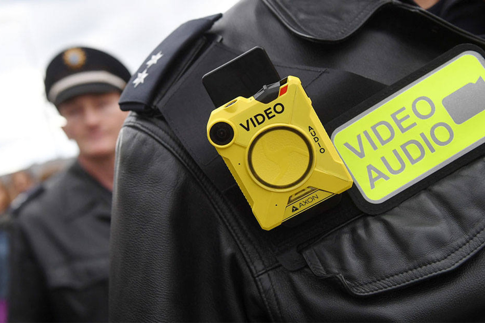 Ab diesem Monat testen sächsische Polizisten die Körperkameras in Smartphone-Größe.