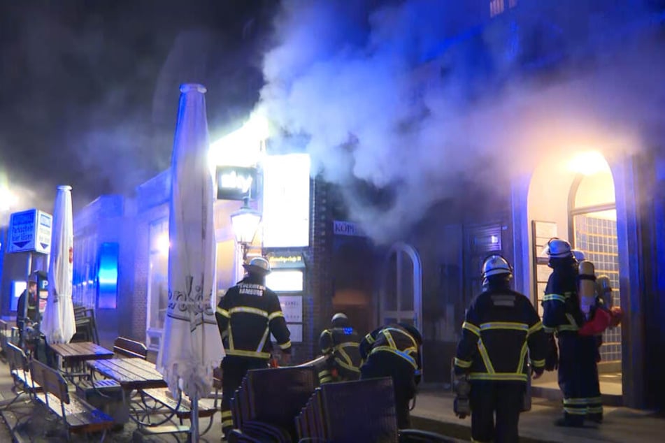 Dichter Rauch steigt aus der Kneipe in Othmarschen.