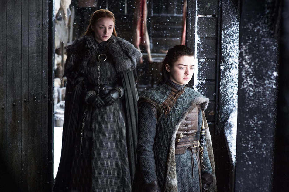 Sansa Stark (l., Sophie Turner) und Arya Stark (r., Maisie Williams) stellen sich gemeinsam mit Jon der drohenden Gefahr.