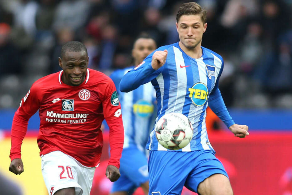 Niklas Stark im Zweikamp mit Anthony Ujah.