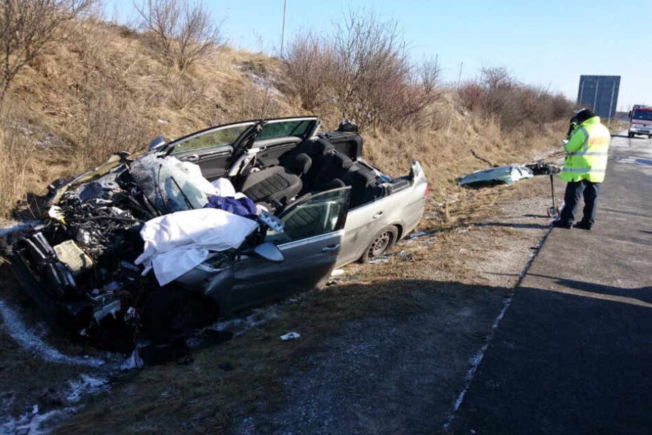 Der Fahrer wurde bei dem Unfall in seinem VW Golf eingeklemmt.