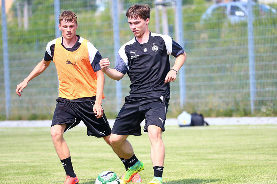 Anthony Barylla (r.) beim Training im Zweikampf mit Oliver Genausch.