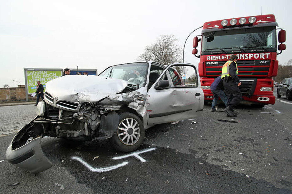 Als die Nissan-Fahrerin abbiegen wollte, prallte ihr Wagen mit einem Lkw zusammen.