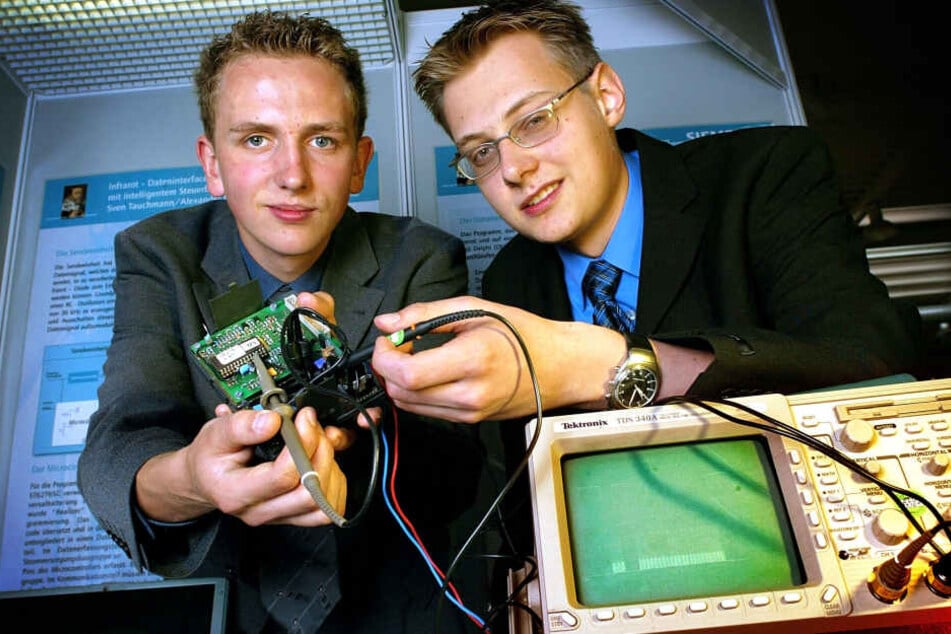 Sven Tauchmann (l.) baute mit einem Freund diese Fernbedienung und gewann 2002 bei "Jugend forscht".