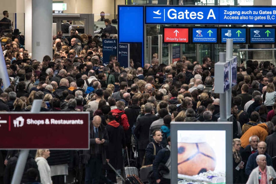 Reisende bei der Räumung am Flughafen Düsseldorf .
