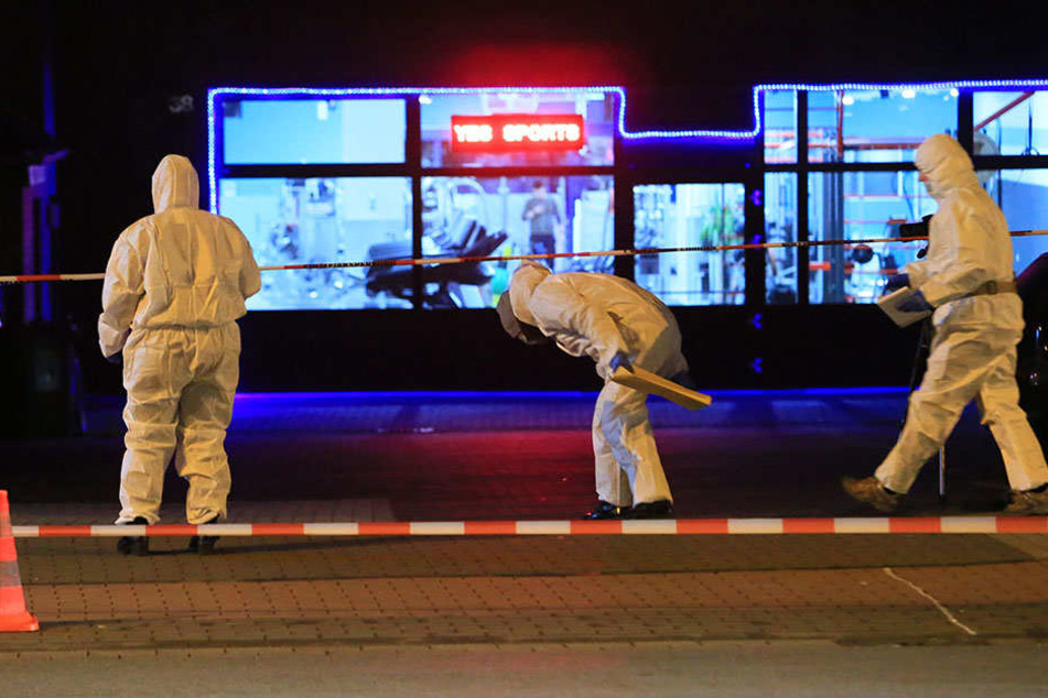 In der Bahnhofstraße vor dem Finanzamt hatte die Polizei das Gelände weiträumig gesperrt.