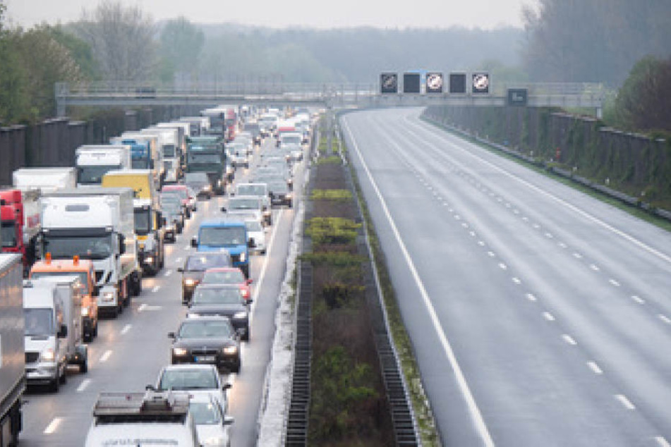 Aktuell staut sich der Verkehr am Autobahnkreuz Bad Oeynhausen nach einem Stau noch auf drei Kilometer. (Symbolbild)