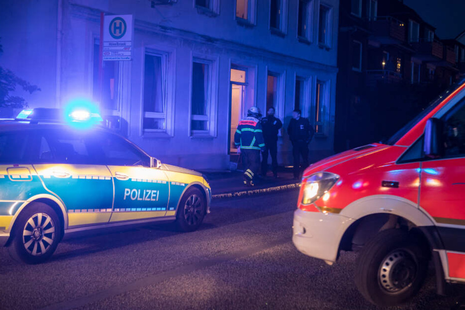 Die Polizei sicherte den Eingang des Wohnhauses ab.