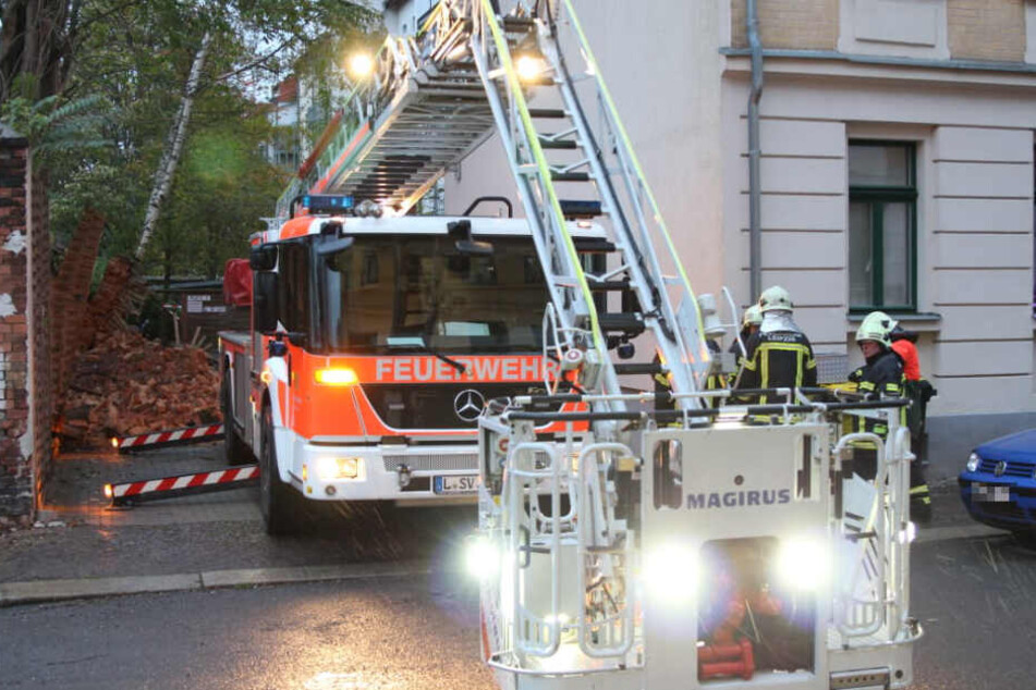 Die Feuerwehr musste vorsorglich zwei Bäume fällen.
