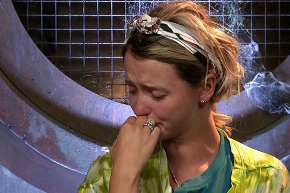 Cathy Lugner mit Tränen in den Augen im Promi Big Brother-Haus.