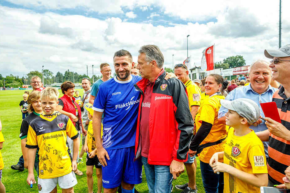 Nach dem Abpfiff hatte Torsten Mattuschka (blau) besseres Trikot als sein Ex-Coach Uwe Neuhaus (rechts daneben).
