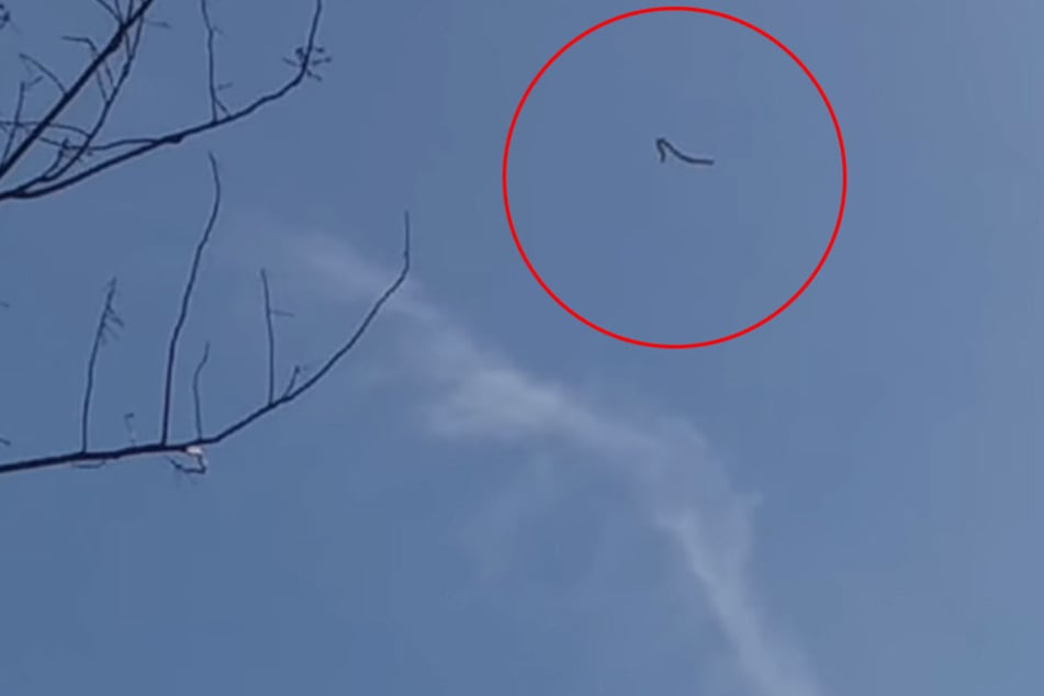 Was Ist Das Denn Anwohner Filmt Merkwurdiges Flugobjekt Am Himmel