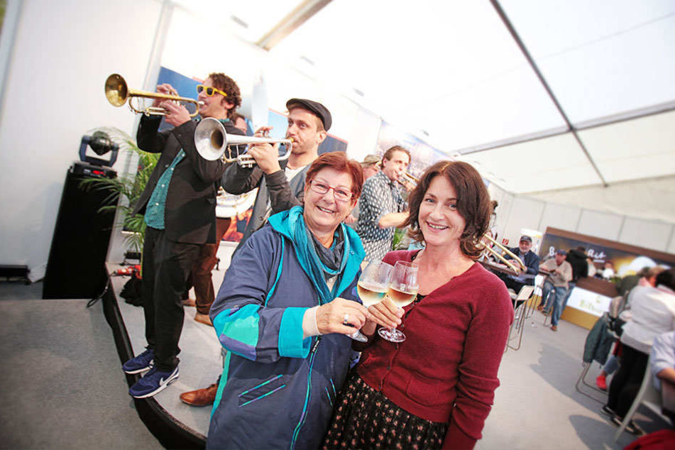 Flohen vor den Pöblern am Theaterplatz, feierten im Rheinland-Pfalz-Zelt an
der Ländermeile weiter: Daniela Zimmermann (44) mit Mama Charlotte (64).