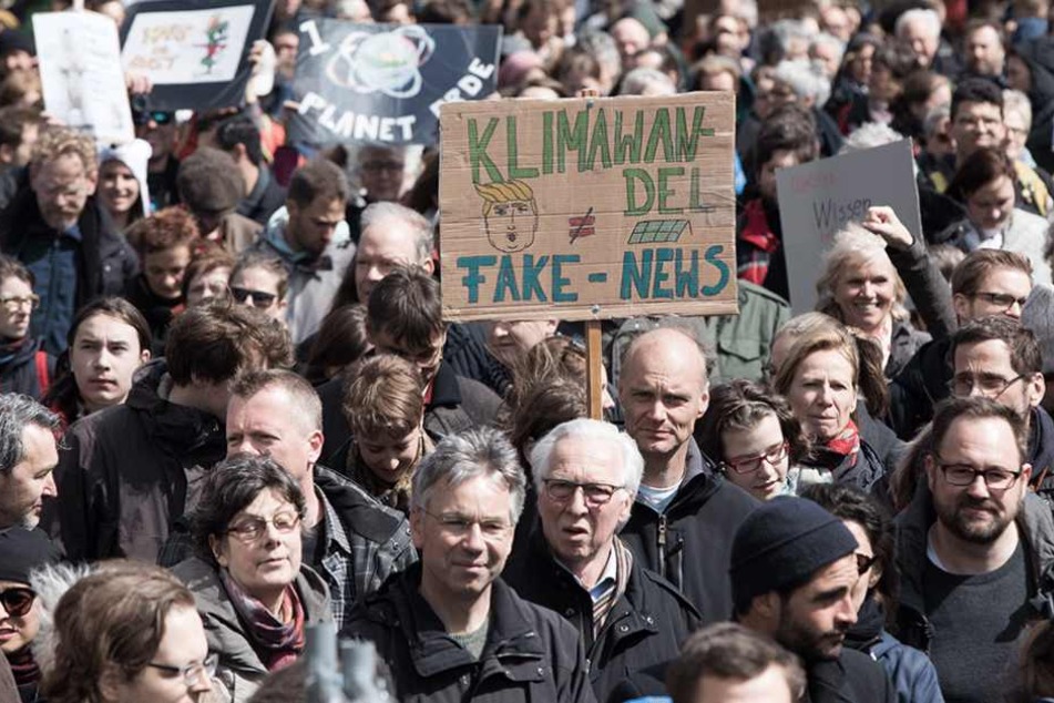 Mehrere Tausend Menschen gingen am Samstag auf die Straße, um gegen "Alternative Fakten" zu demonstrieren.