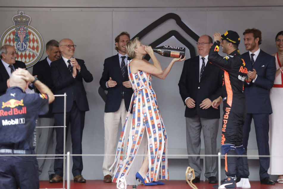 Formel-1-Sieger Daniel Ricciardo verführte Fürstin Charlène nach dem Grand Prix zu einem Schluck aus der Champagner-Flasche.
