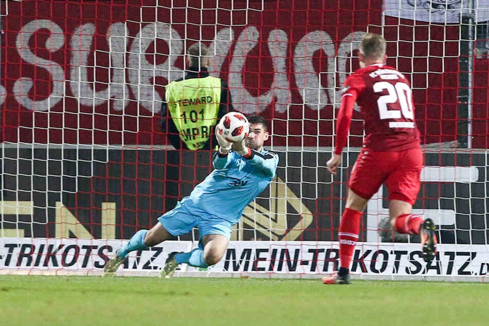 Hier pariert FSV-Schlussmann Johannes Brinkies einen Ball, verlebte ansonsten aber in Würzburg einen ruhigen Abend.