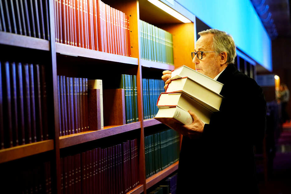Jean-Michel Rouche (Fabrice Luchini) macht sich selbst auf in die Bibliothek der abgelehnten Bücher, um Hinweise zu finden.
