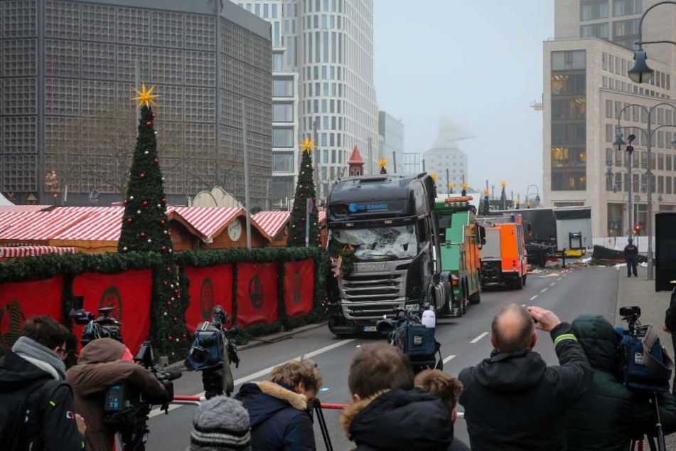Der Lkw wurde am Mittwoch vom Ort des Anschlags abgeschleppt.