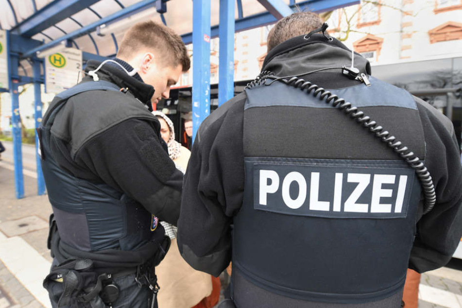 Oft werden Schwarzfahrer aggressiv und schlagen Kontrolleure sogar, dann muss die Polizei einschreiten.