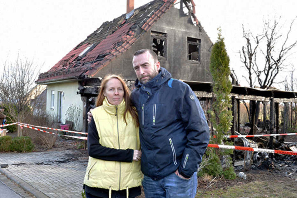 Jacqueline (47) und Matthias Naumann (43) vor den Trümmern ihres abgebrannten Hauses.