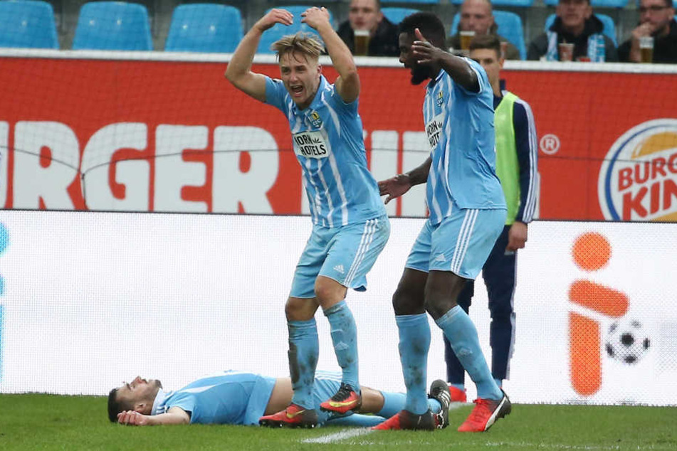 Als Kevin Conrad verletzt am Boden liegt, rufen seine Mitspieler um Hilfe.