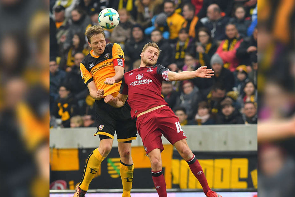 Dieses Kopfballduell mit Hanno Behrens (r.) konnte Marco Hartmann für sich entscheiden. Vorm Ausgleich des Nürnebergers rutschte Dynamos Kapitän leider weg.