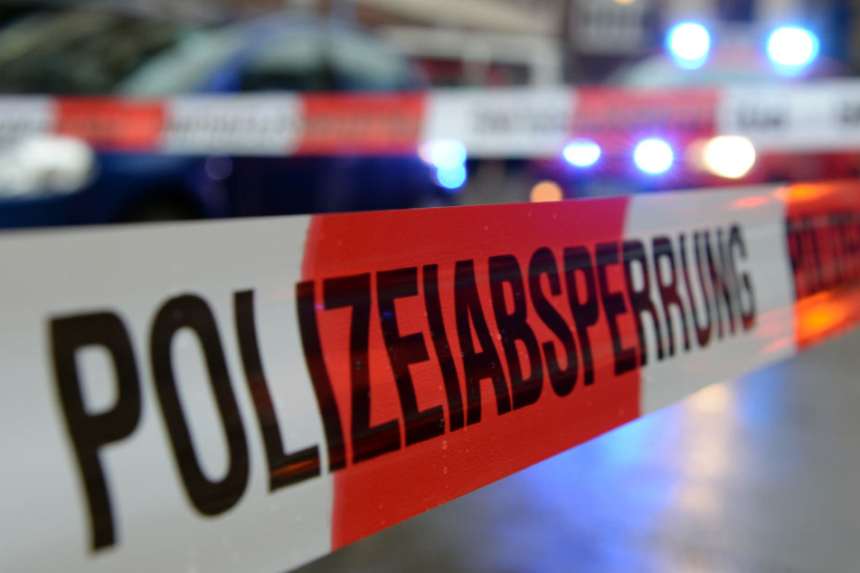 Polizei und Feuerwehr öffneten die Haustür und fanden die beiden Leichen (Symbolbild).