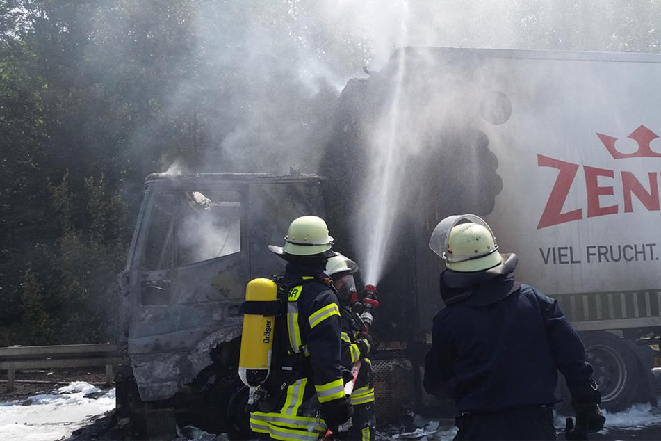 Das Feuer war von der Fahrerkabine auf den Auflieger gewandert.