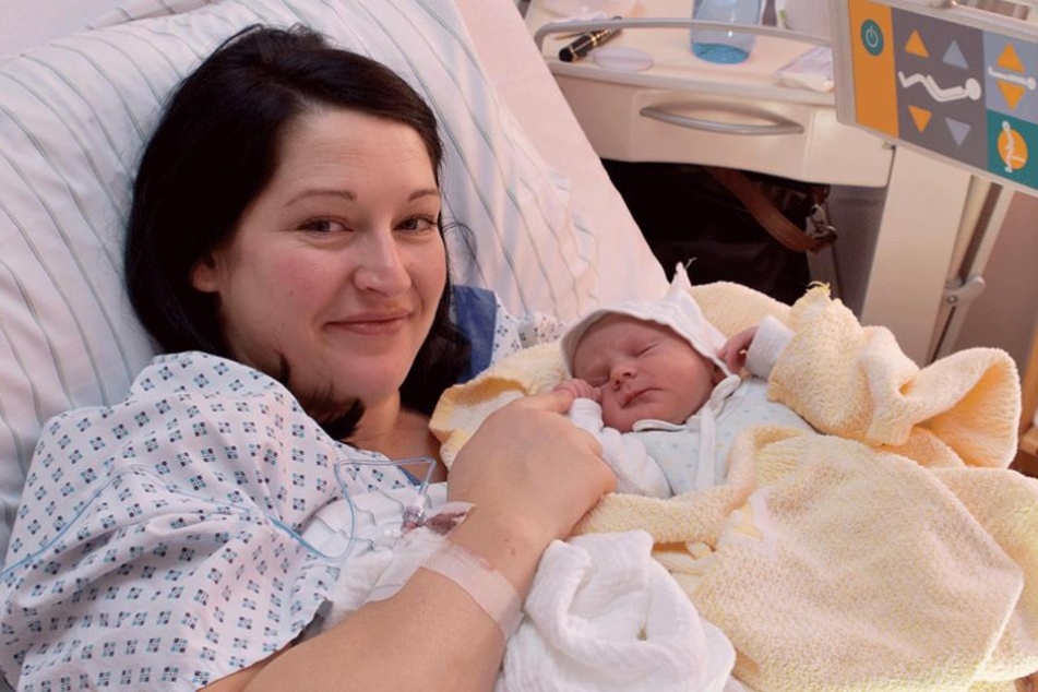 Noch ganz geschafft von der Geburt aber wohlauf: Stolz zeigt Mama Nancy (31) ihren Niklas. Der Kleine ist Sachsens erstes Baby in diesem Jahr.