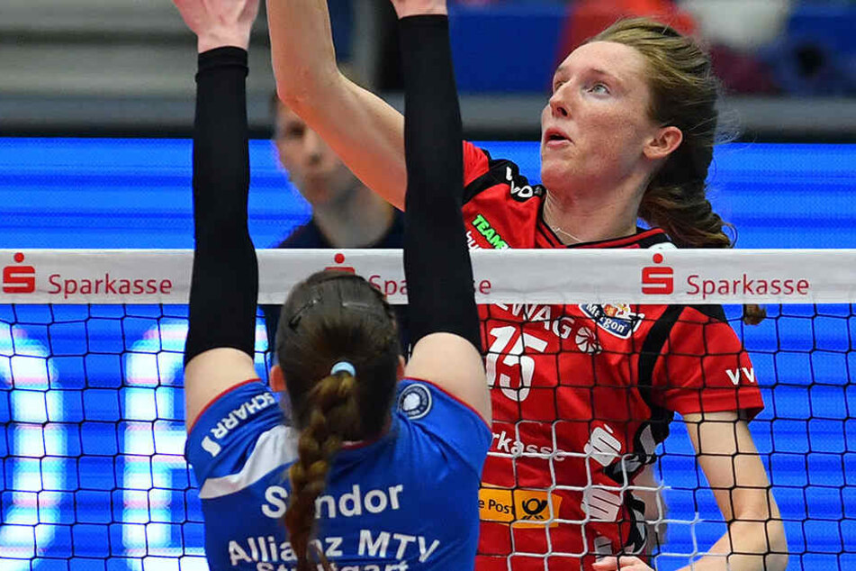 Kadie Rolfzen (hint., gegen Renata Sandor) war bei der 2:3-Heimniederlage heute vor einer Woche die DSC-Topscorerin.