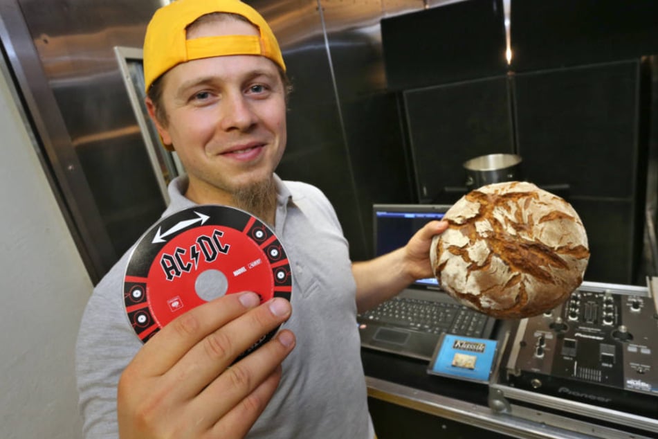 Axel Schmitt: Für seine Abschlussarbeit beschallte er Brot mit Heavy-Metal-Musik.