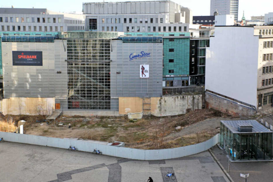 Das Burgplatzloch neben dem Petersbogen weicht einem VIer-Sterne-Hotel.