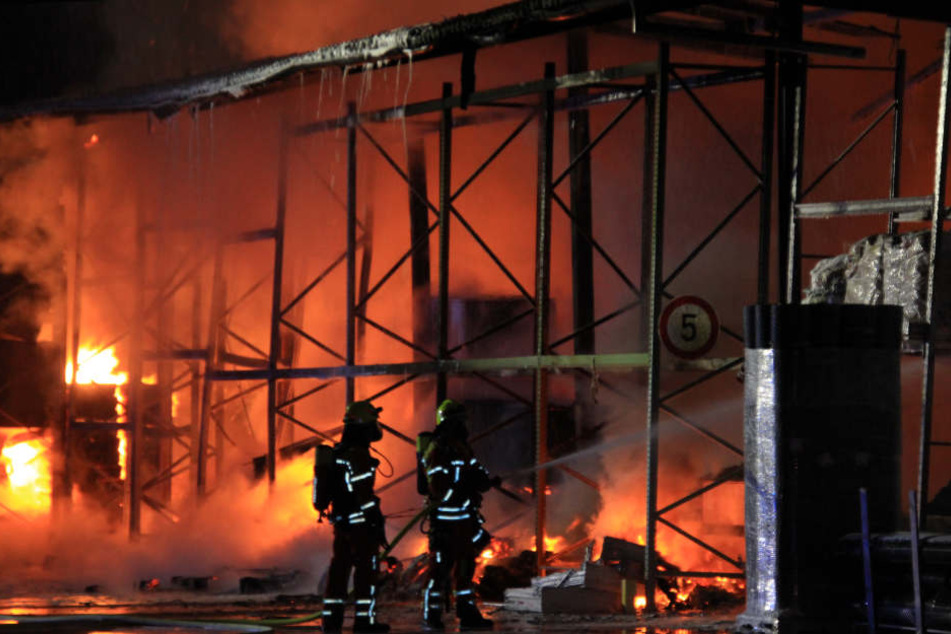 Die Lagerhalle stand beim Eintreffen der Feuerwehr bereits in Vollbrand.