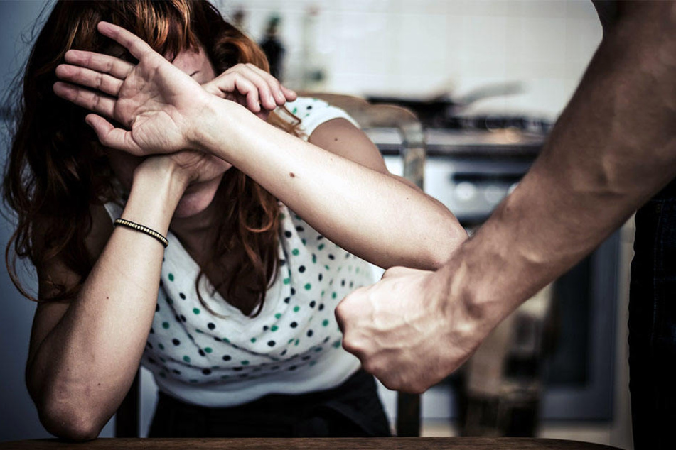 Erst verprügelte er seine Frau, dann randalierte der 27-Jährige im Haus. (Symbolbild)