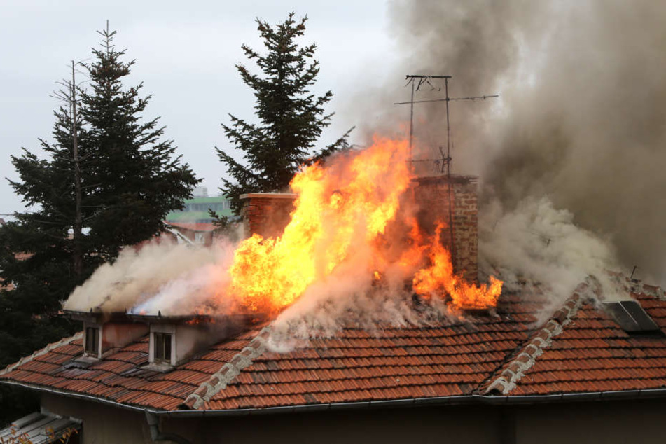Die bislang unbekannte Frau starb in den Flammen (Symbolbild).