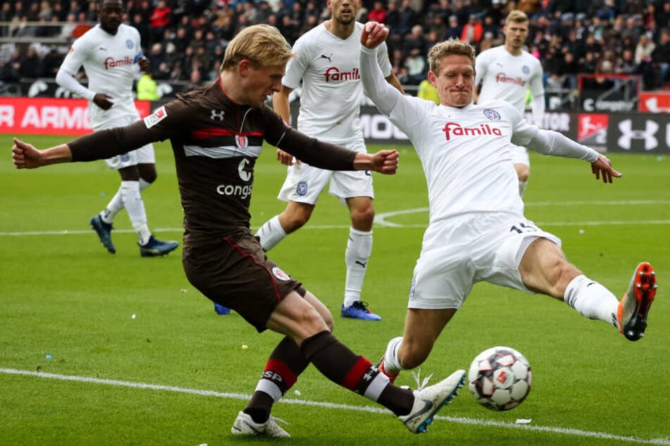 St. Paulis Mats Möller Daehli (links) und Kiels Johannes van den Bergh kämpfen um den Ball.
