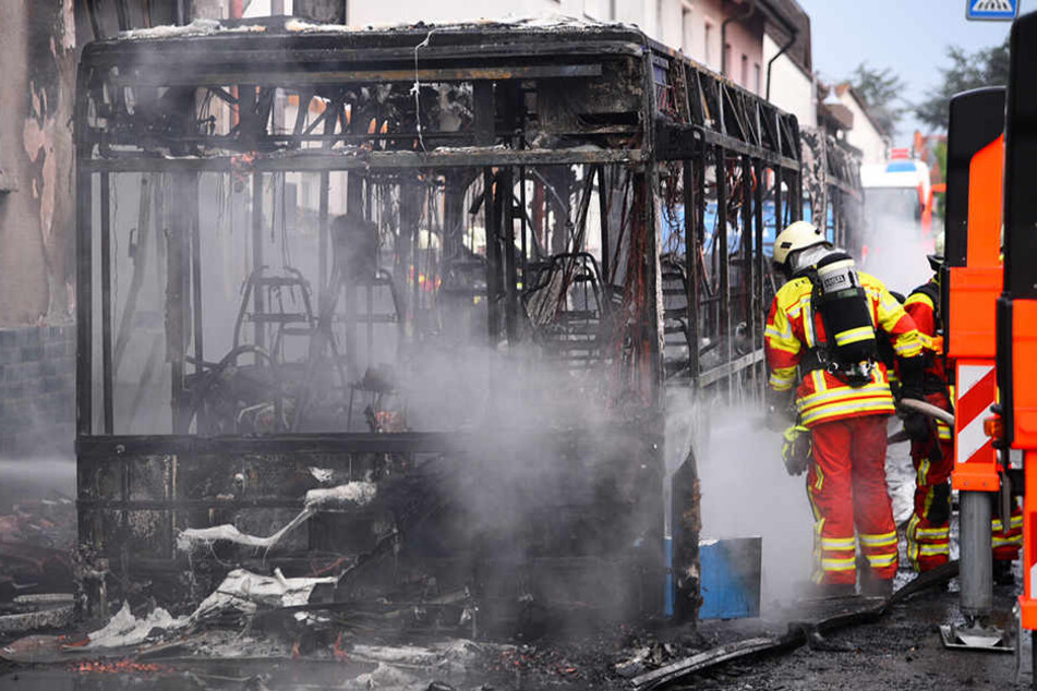 Großeinsatz für die Feuerwehr. Nach ersten Erkenntnissen löste ein technischer Defekt den Brand aus.
